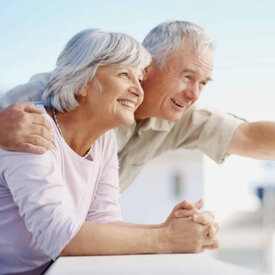 Älteres Ehepaar, wo der mann die Frau umarmt