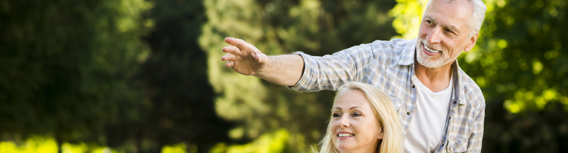 Lächelndes Paar vor einem Wald