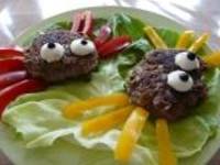 Frikadellenspinnen mit Paprikabeinen auf Salat